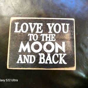 EUC "LOVE YOU TO THE MOON AND BACK" SIGN